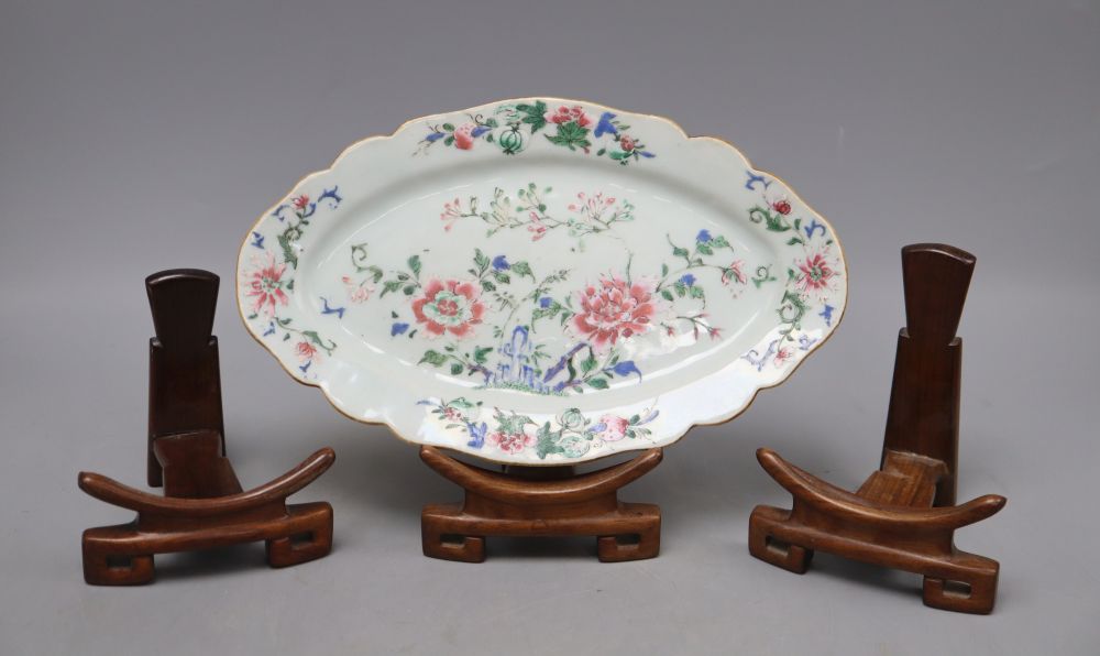 A Chinese famille rose oval dish and three hardwood stands, width 27cm